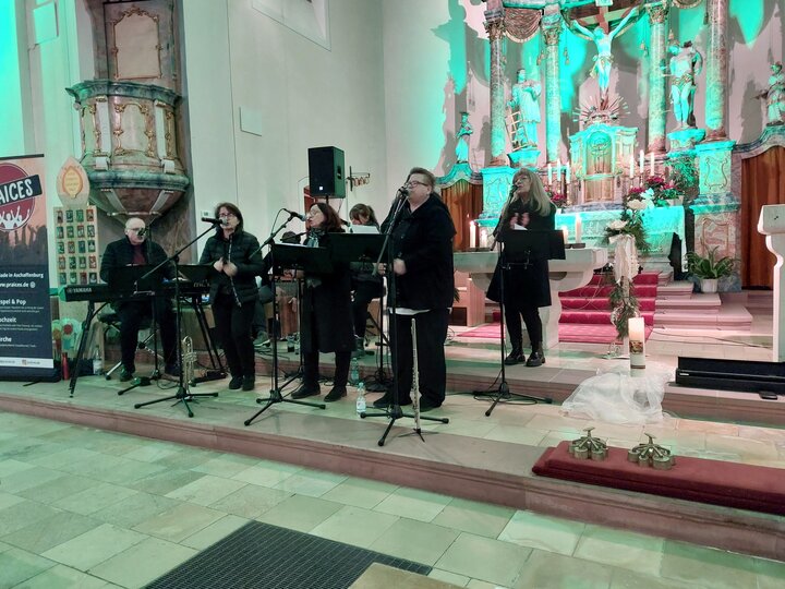 Der Gospelchor "Praices" aus Aschaffenburg bei der "Zeit für uns"